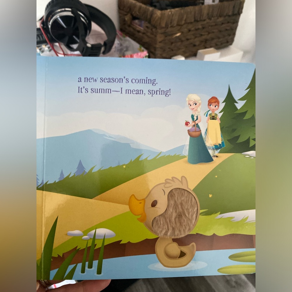 Disney Frozen- Olef Welcomes Spring Hardcover Book - Picture 3 of 4